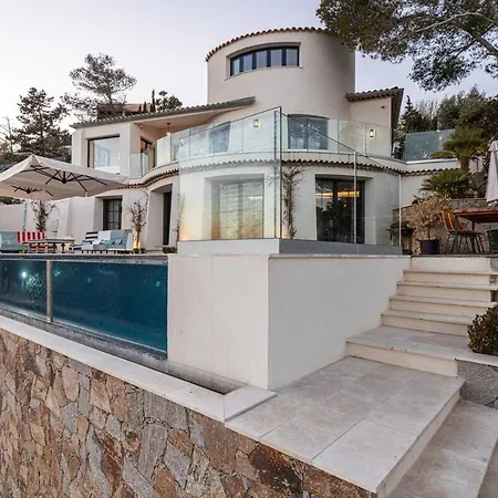 Beautiful 4 Bedrooms With Pool And Garden Villa *