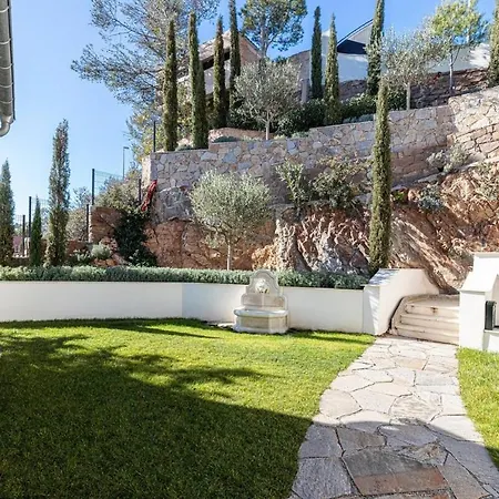Beautiful 4 Bedrooms With Pool And Garden *