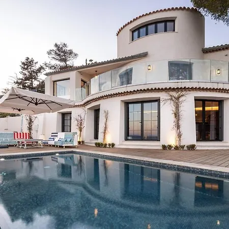 Beautiful 4 Bedrooms With Pool And Garden