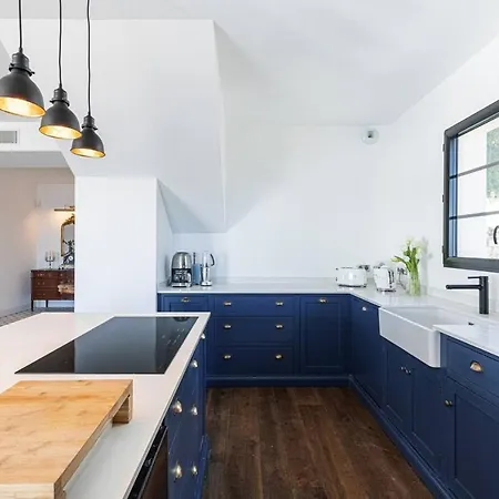 Beautiful 4 Bedrooms With Pool And Garden