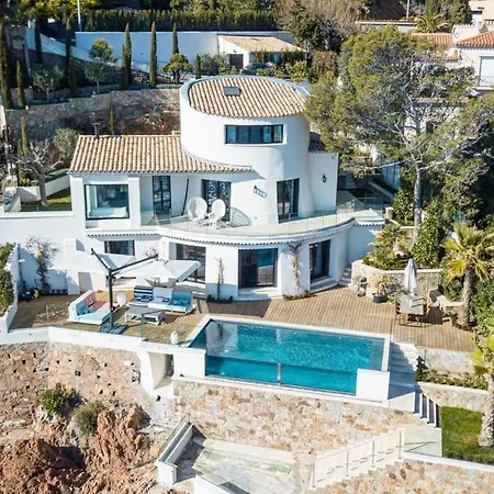 Beautiful 4 Bedrooms With Pool And Garden Villa *